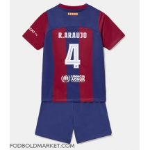 Barcelona Ronald Araujo #4 Hjemmebanetrøje Børn 2023-24 Kortærmet (+ Korte bukser)