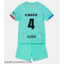 Barcelona Ronald Araujo #4 Tredjetrøje Børn 2023-24 Kortærmet (+ Korte bukser)