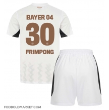 Bayer Leverkusen Jeremie Frimpong #30 Udebanetrøje Børn 2024-25 Kortærmet (+ Korte bukser)