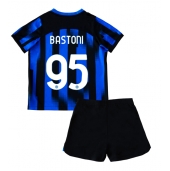 Inter Milan Alessandro Bastoni #95 Hjemmebanetrøje Børn 2023-24 Kortærmet (+ Korte bukser)