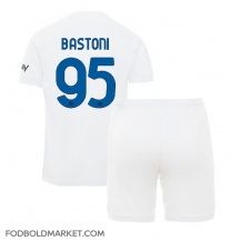 Inter Milan Alessandro Bastoni #95 Udebanetrøje Børn 2023-24 Kortærmet (+ Korte bukser)