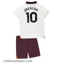 Manchester City Jack Grealish #10 Udebanetrøje Børn 2023-24 Kortærmet (+ Korte bukser)